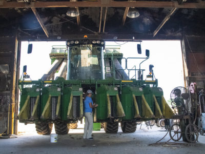 Farmer_fixing_combine_John_Deere_repair.jpg