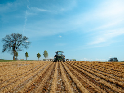 Planting corn tractor john deere 2