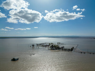 Tulare Lake floods farmland